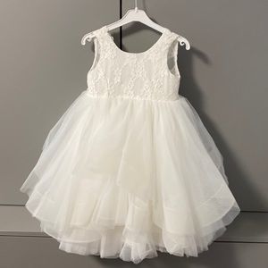 White flower girl dress w/ lace model Fs10 size 2.. Wore only once .